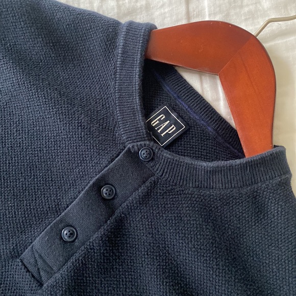 Men’s GAP Pique 3/4 Button Navy Sweater - Picture 6 of 8
